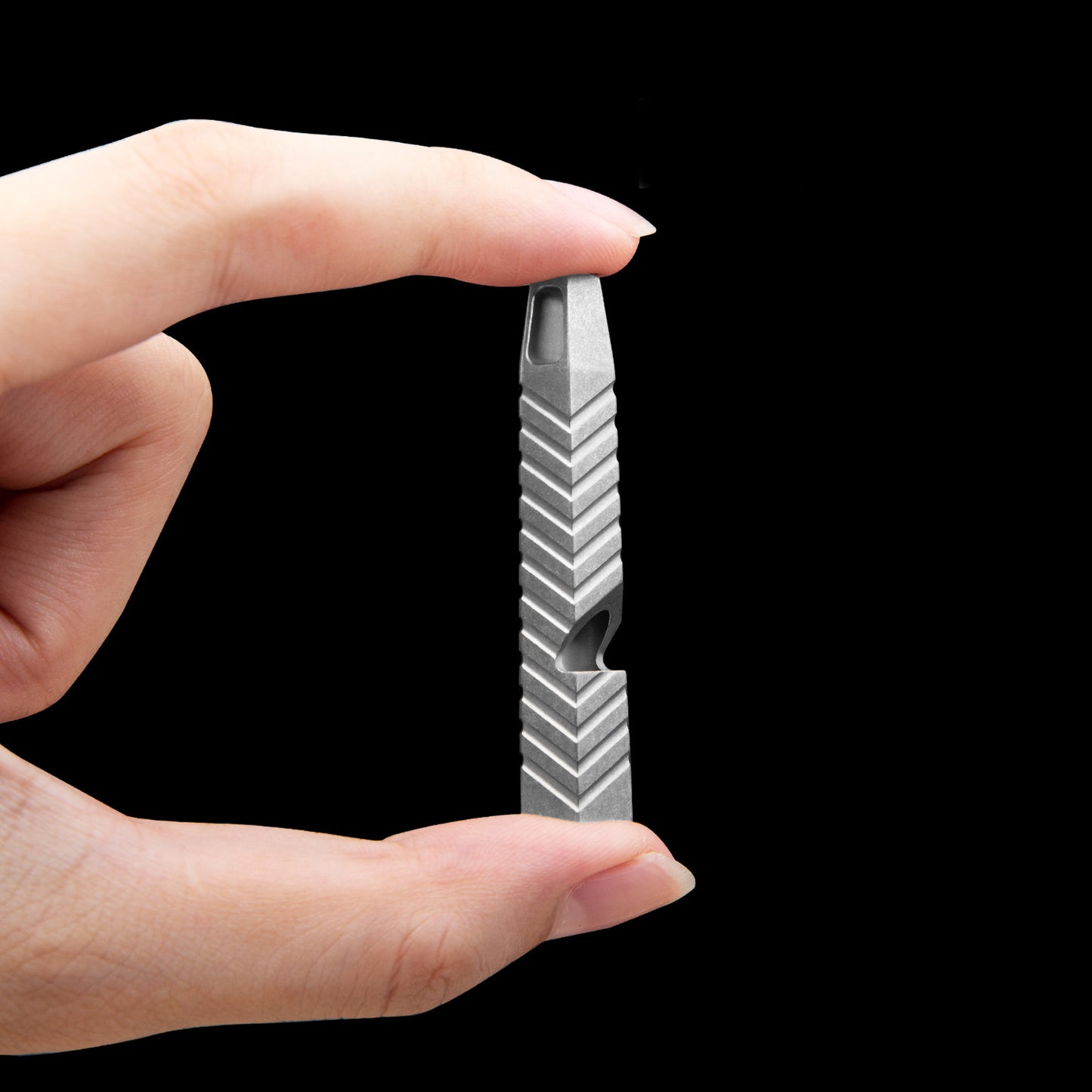 Titanium alloy whistle 120 decibels burst sound, non-slip and durable, essential emergency equipment for outdoor EDC