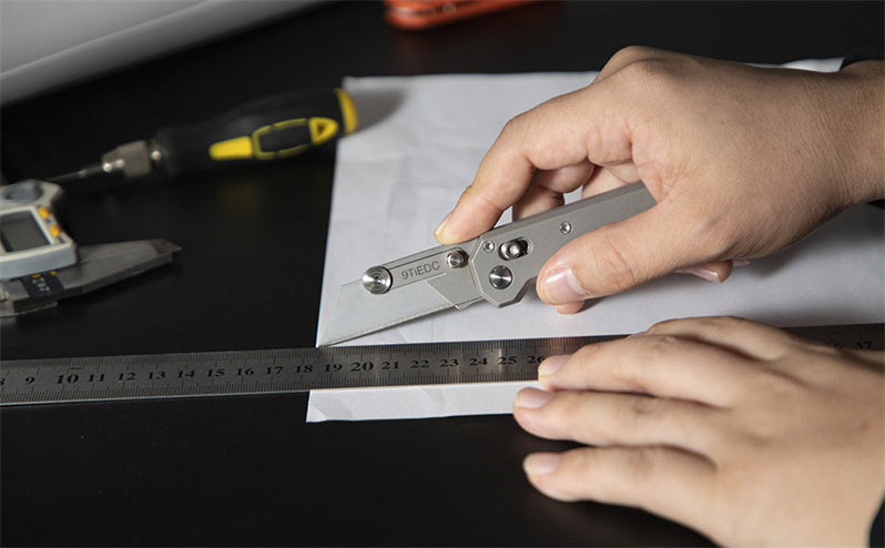 Titanium Alloy Utility Knife with 10 Stainless Steel Blades Suitable for EDC and Outdoor Use (Gray)